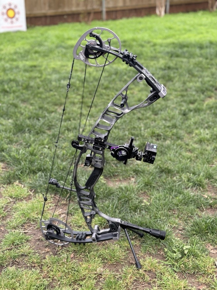 Hoyt VTM 31 – Battleworn (Limited Edition Gray) – Hand: Right-hand Draw + More