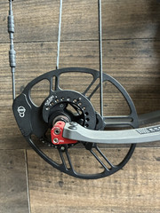 BOWTECH CARBON ONE RH 25.5-30.5″ 60-70# SMOKE GREY