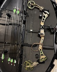 Bear Charge Compound Bow w/ Sight & Arrow Quiver, 29″ Draw Length, Camo Green