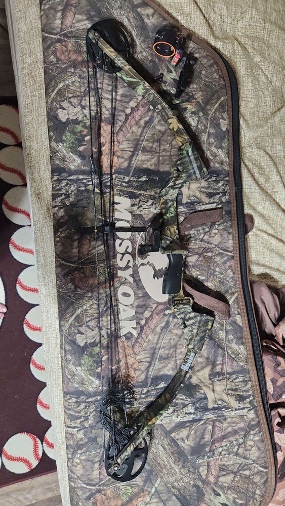 Mossy Oak Bow and Mossy Oak Bow Case