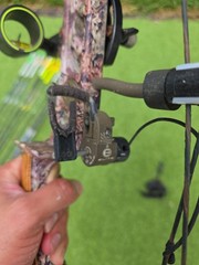 Elite Energy 32 Camo Right Hand Compound Bow 70# Draw Weight & Accessories
