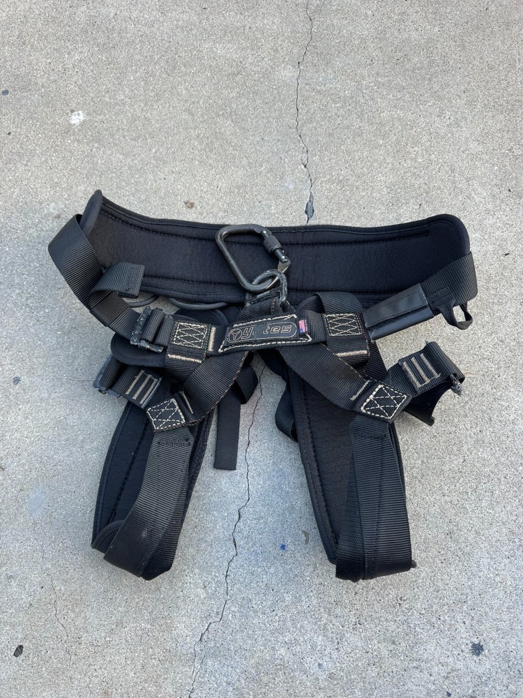 Yates 320 Lightweight Black Climbing Harness w/ Large D Locking Carabiner