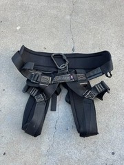 Yates 320 Lightweight Black Climbing Harness w/ Large D Locking Carabiner