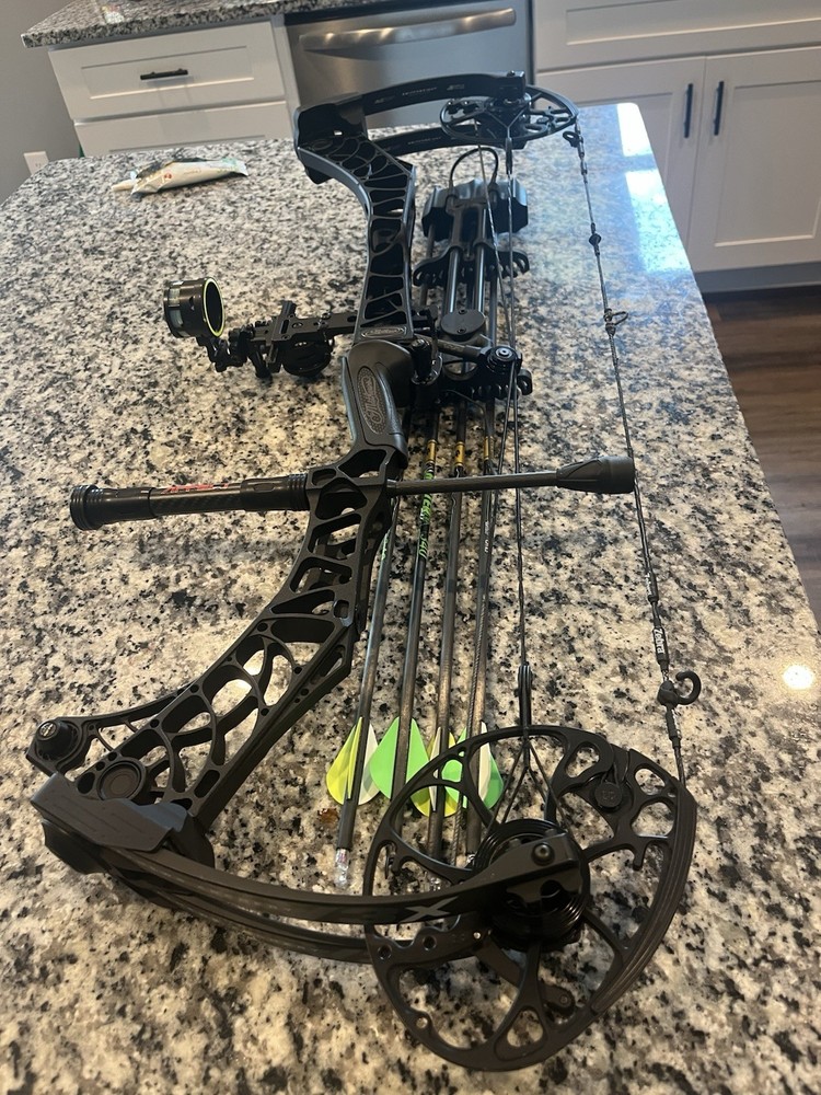 Matthews V3X 33 Compound Bow Right-Hand with Arrow Rest