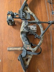 Hoyt Intruder Compound Bow 60-70 lbs w/Accessories! AS IS