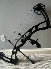 Black Hoyt RX8 Ultra RH New Strings 60-70lbs Bare Bow Only