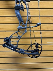 Item 4237 – Hoyt Archery Compound Bow – Helix – RH – Gray – 70# Max – 27-30” –