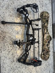 Hoyt Carbon RX-1 RH Bow 27-30″ Draw, 60-70 LBS with New Cables and Strings