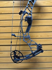Item 4237 – Hoyt Archery Compound Bow – Helix – RH – Gray – 70# Max – 27-30” –