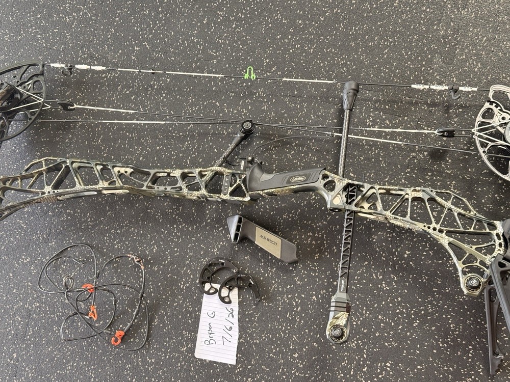 Mathews Lift X 33 RH Compound Bow 70lb 29in 33in Kuiu with accessories