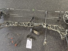 Mathews Lift X 33 RH Compound Bow 70lb 29in 33in Kuiu with accessories