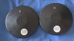 2x Durable Black Rubber Practice Discus (1.0 Kg) for Expert Training Sessions