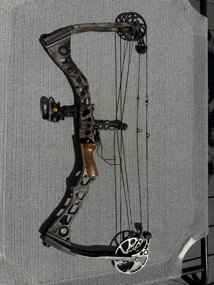 Mathews Solocam Switchback XT RH 50 lb 27in Draw 31in Camo Compound Bow