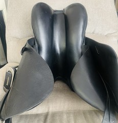 17.5 Stubben Genesis Deluxe Dressage Saddle