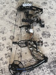 Elite Kure compound bow Great Shape, Ready To Hunt, 65 Lb Limbs/ Adjustable Draw
