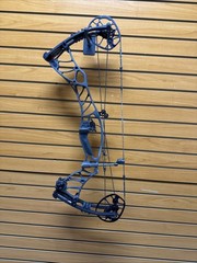 Item 4237 – Hoyt Archery Compound Bow – Helix – RH – Gray – 70# Max – 27-30” –