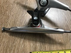Gullwing Charger 50° 10″ Axle black/silver Longboard Trucks (Set of 2).