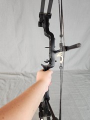 Man Kung Aurora Adjustable Compound Bow 30-55lb 19-29″ Draw MK-CB50BK – RH