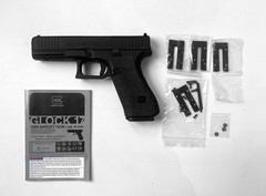 GHK Airsoft G17 Gen 5, cal 6mm. MOS Version 1 with 4 optic plates included.