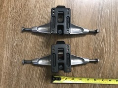 Gullwing Charger 50° 10″ Axle black/silver Longboard Trucks (Set of 2).