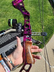 Mathews Right-Hand Target Compound Bow 50lb 26in Draw Pink/Black Aluminum