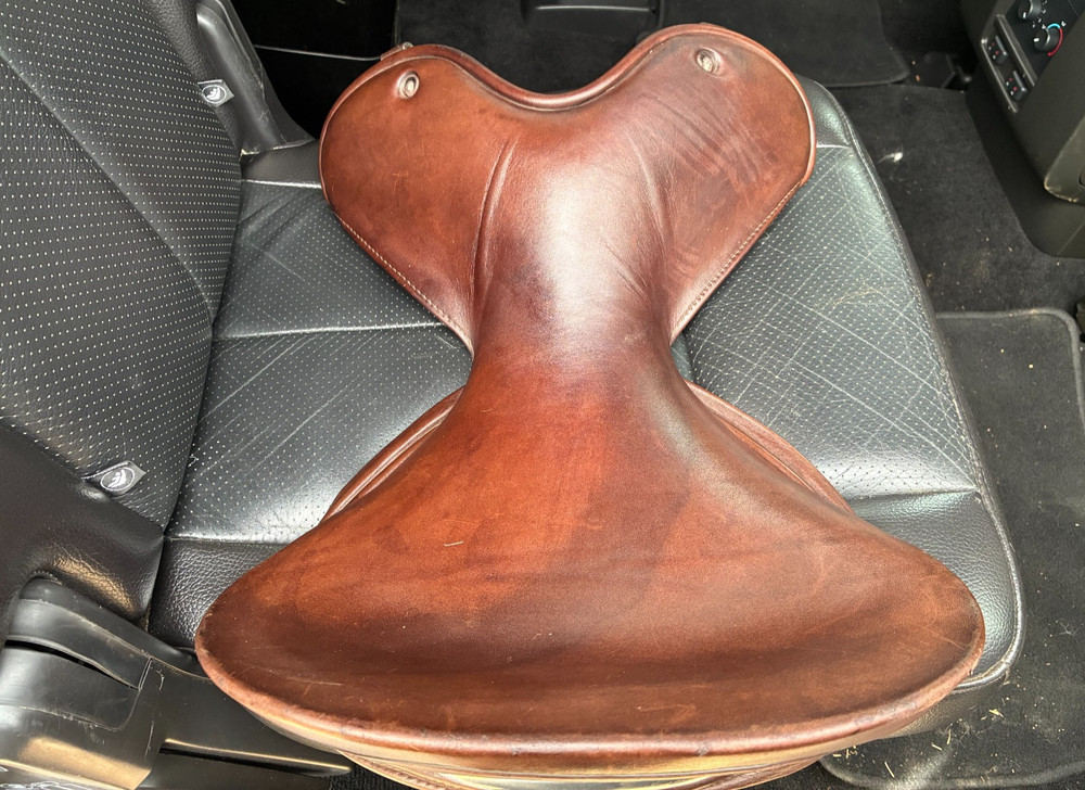 WOW Saddle 2013 Competitor brown size 1 STOCK / Bounty seat curved leather tree