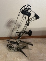 Mathews V3 31 RH Compound Bow 70lb 28in Draw Camo/Black w/ Sight