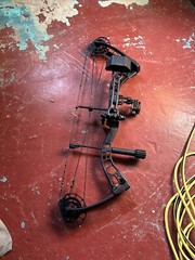 PSE BRUTE ATK 70# Rigt Hand Black. Hunter package.