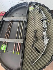 Silverhawk RH Compound Bow 35-50 lb Draw 25-27in Gray/Black Case