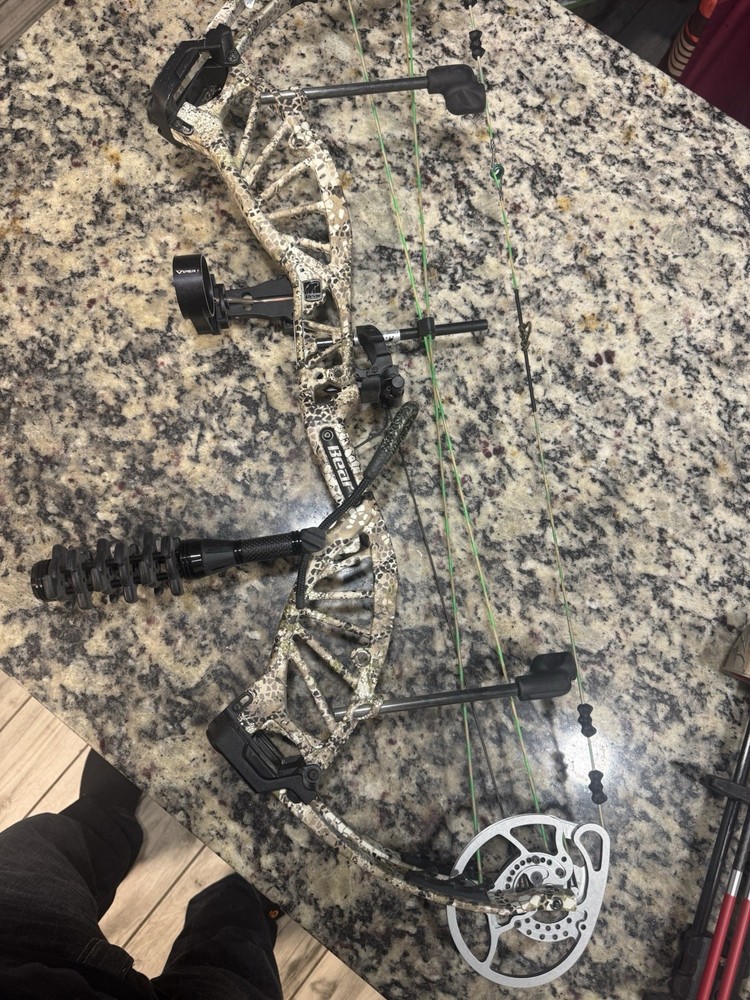 Bear Archery Species RH Compound Bow Camo 55-70lb 32in Aluminum