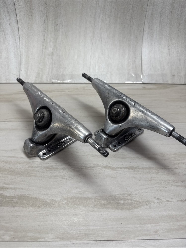 Set Gullwing Charger 50° Neil Carver 9″ Skateboard Trucks
