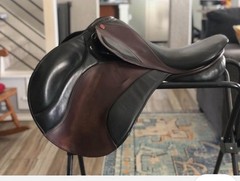 17.5 Courbette Vision MW Close Contact Saddle