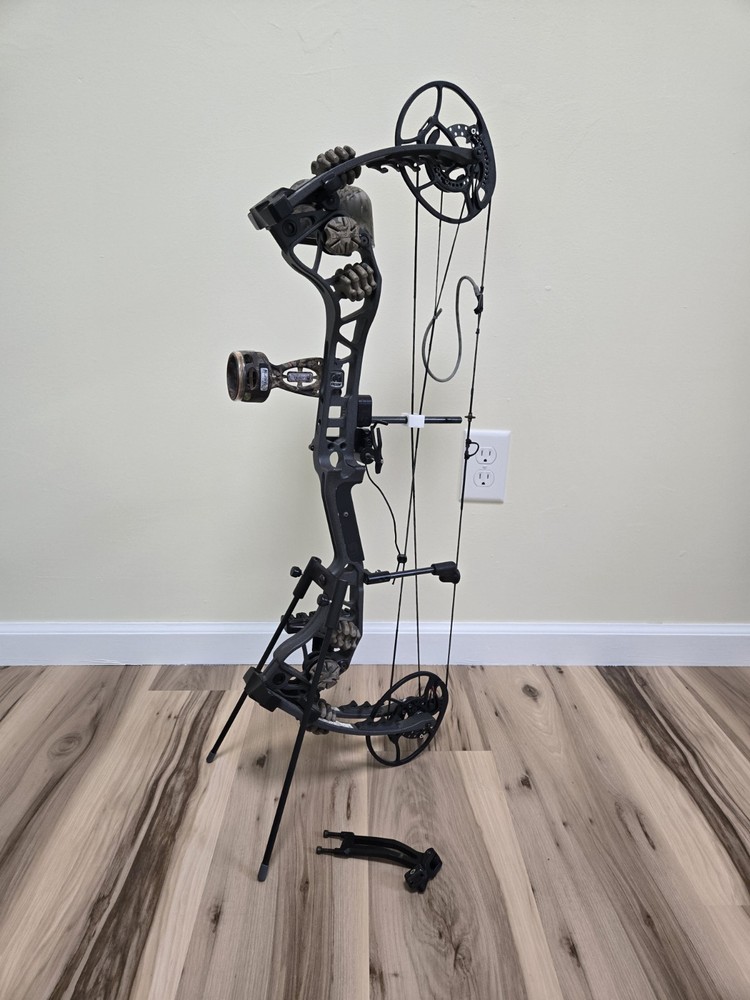Bear Archery Divergent Compound Bow RH 45-60 Lbs., DL 25.5-30 In.