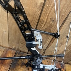 2025 Mathews Title 36, Black Riser with White Limbs (Right Hand) with extras.