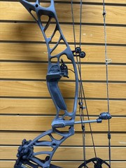 Item 4237 – Hoyt Archery Compound Bow – Helix – RH – Gray – 70# Max – 27-30” –