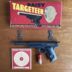 Vintage Model 118 Daisy Targeteer BB Gun. Complete w/ Pistol, Box, & Targets!