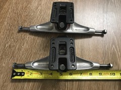 Gullwing Charger 50° 10″ Axle black/silver Longboard Trucks (Set of 2).