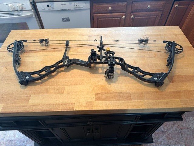 Athens Exceed 300 60 lb black bow 30 inch draw