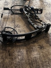 Elite Kure compound bow Great Shape, Ready To Hunt, 65 Lb Limbs/ Adjustable Draw