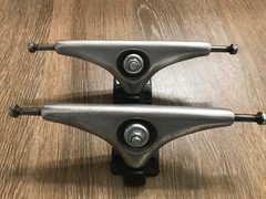 Gullwing Charger 50° 10″ Axle black/silver Longboard Trucks (Set of 2).
