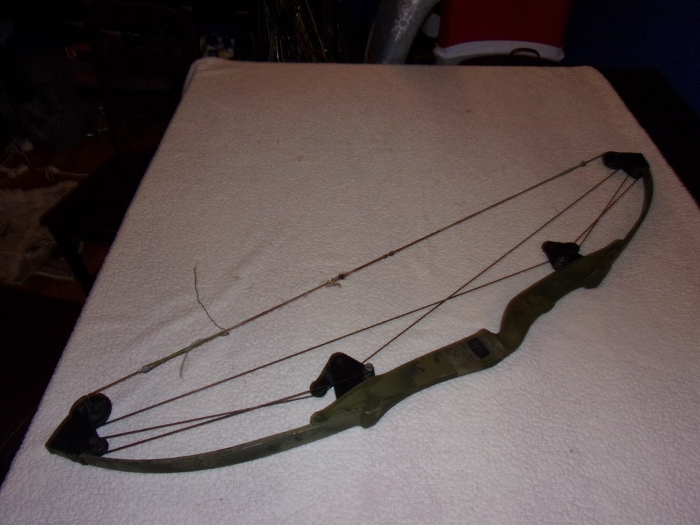 Bear Whitetail Hunter Vintage Green Camouflage Compound Bow