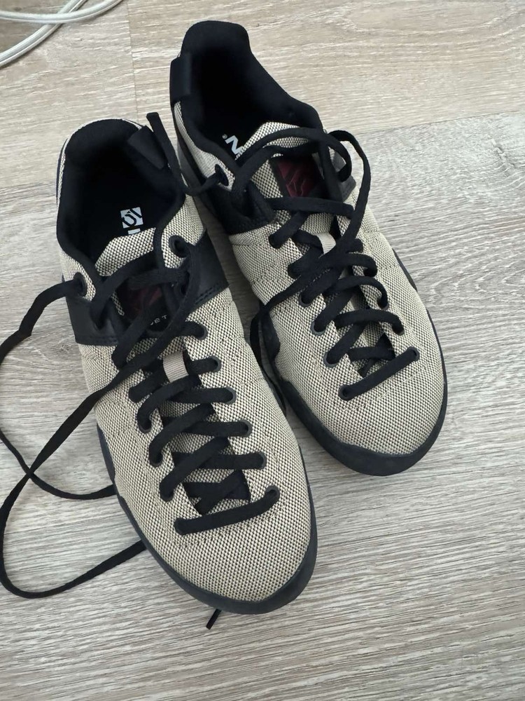 Five Ten Climbing Shoes Beige/Black Lace-Up, US 8, Medium (D/M)
