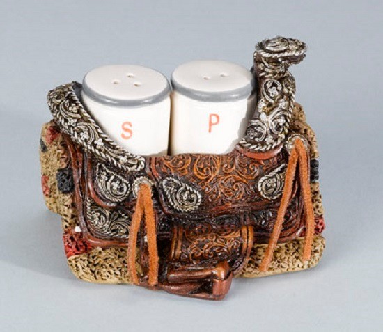 New! Western SADDLE SALT & PEPPER HOLDER & SHAKERS 4″ L x 3 1/2″ H x 4″ W