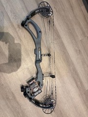PSE Sicario 33 FDS 70 Pound Right Hand Charcoal Carbon Hunting Bow New