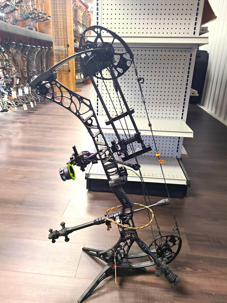 Mathews V3 Black Aluminum Compound Bow Right Hand 70 lb 31in 27-31 Draw