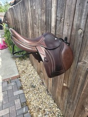 Premium 16.5” Leather Jump Saddle – FF M – Dover Hardware + Rack
