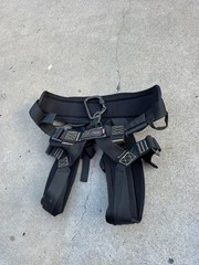 Yates 320 Lightweight Black Climbing Harness w/ Large D Locking Carabiner