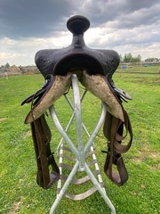 Used/vintage 15.5″ Simco dark tooled leather Western saddle w/semi bars US made