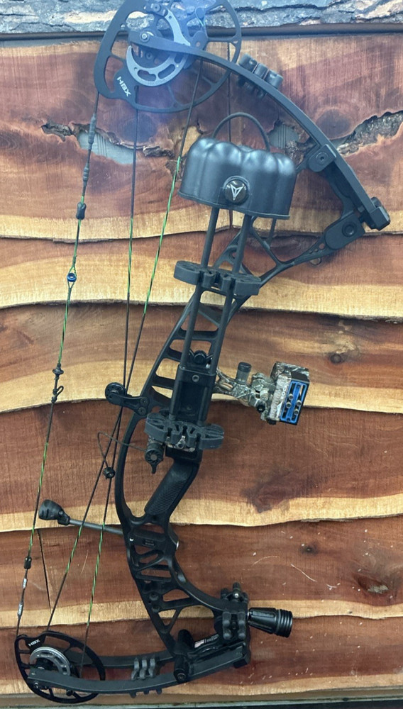 Hoyt Ventum 33 Bow 60-70lbs 29.5-31″ D/L RH Fully Set Up Black Great Condition