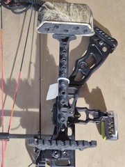 ATHENS ACCOMPLICE 34 BOW W/ BLACK GOLD 7 PIN SIGHT VAPOR TRAIL REST A (293192-1)